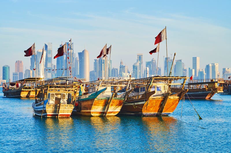 Tradycyjne łodzie i nowożytna architektura Doha, Katar obraz royalty free