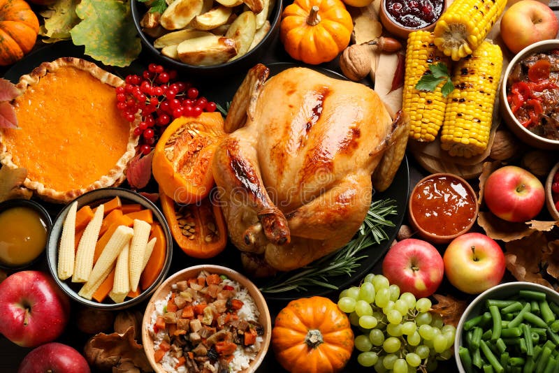 Tradycyjne święto Dziękczynienia z pysznym gotowanym indykiem i innymi sezonowymi daniami w tle, widok z góry