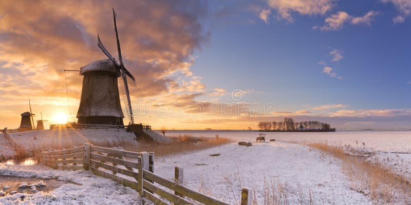 Tradycyjni Holenderscy wiatraczki w zimie przy wschodem słońca