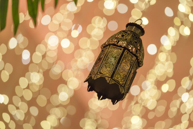Tradycyjny arabski lampion zaświecał up dla Ramadan, Diwali obraz royalty free Tradycyjny arabski lampion zaświecał up dla Ramadan, Diwali obraz royalty free