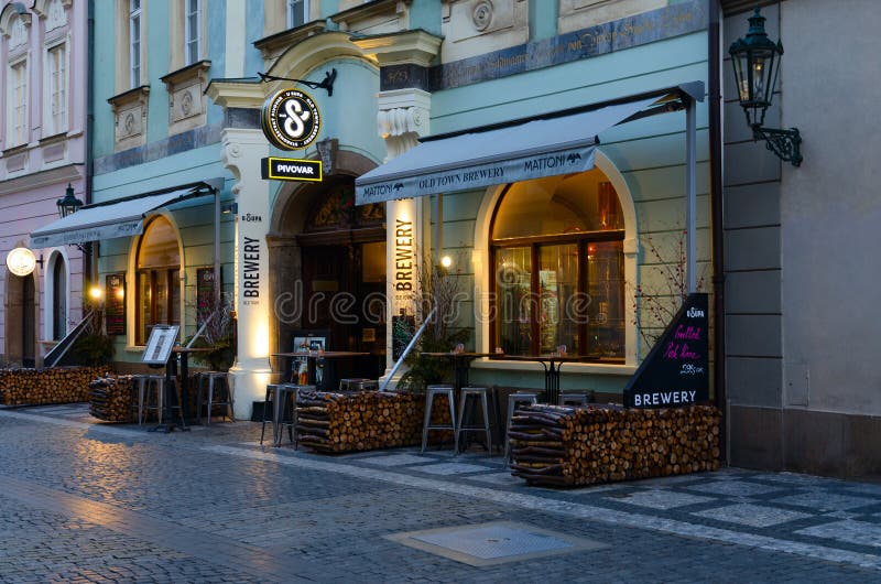 Tradycyjny Czeski piwiarnia piwowar U Supa na Celetna ulicie w dziejowym centrum miasto, Praga, republika czech zdjęcia royalty free Tradycyjny Czeski piwiarnia piwowar U Supa na Celetna ulicie w dziejowym centrum miasto, Praga, republika czech zdjęcia royalty free