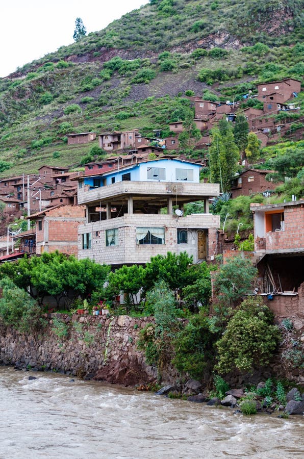 Tradycyjny dom na krawędzi Urubamba rzeki w Pisac, Cusco - obraz stock Tradycyjny dom na krawędzi Urubamba rzeki w Pisac, Cusco - obraz stock