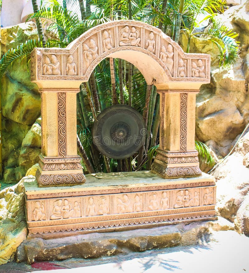 Tradycyjny gong przy Sree Buddha Kripalu jamą zdjęcia stock Tradycyjny gong przy Sree Buddha Kripalu jamą zdjęcia stock