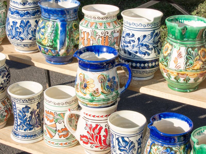 tradycyjny hadcrafted romanian ceramicznych kubki obrazy stock tradycyjny hadcrafted romanian ceramicznych kubki obrazy stock