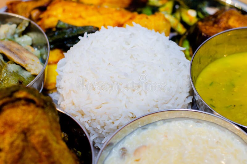 Tradycyjny Indiański jedzenie, Bengalski karmowy thali, ryż, dal, ryba i warzywa, obrazy stock Tradycyjny Indiański jedzenie, Bengalski karmowy thali, ryż, dal, ryba i warzywa, obrazy stock