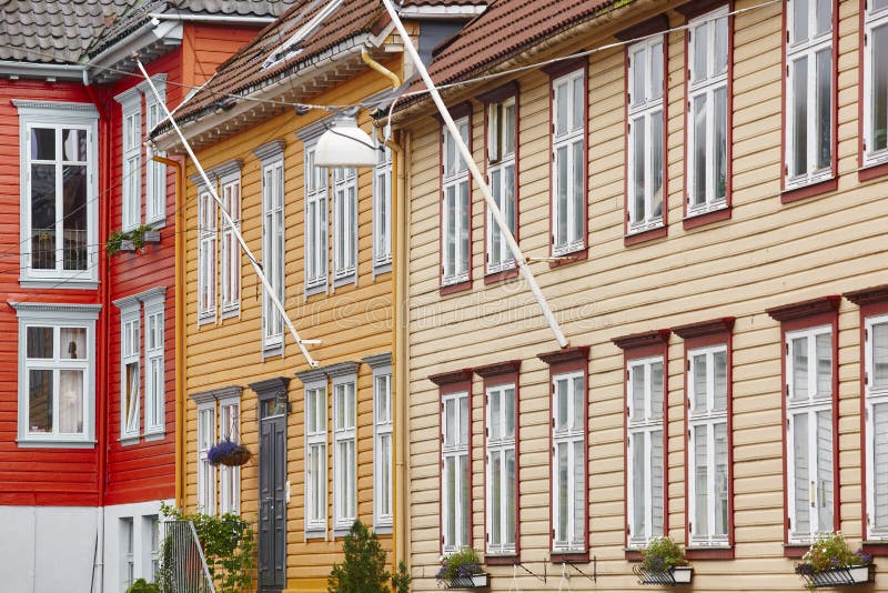 Tradycyjny norweg barwiący klasyk mieści fasady w Bergen zdjęcia stock