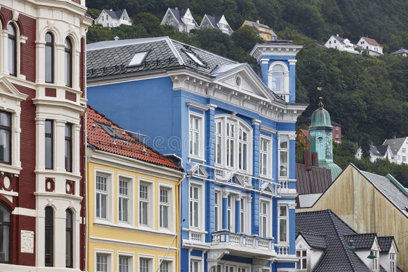 Tradycyjny norweg barwiący klasyk mieści fasady w Bergen obraz stock