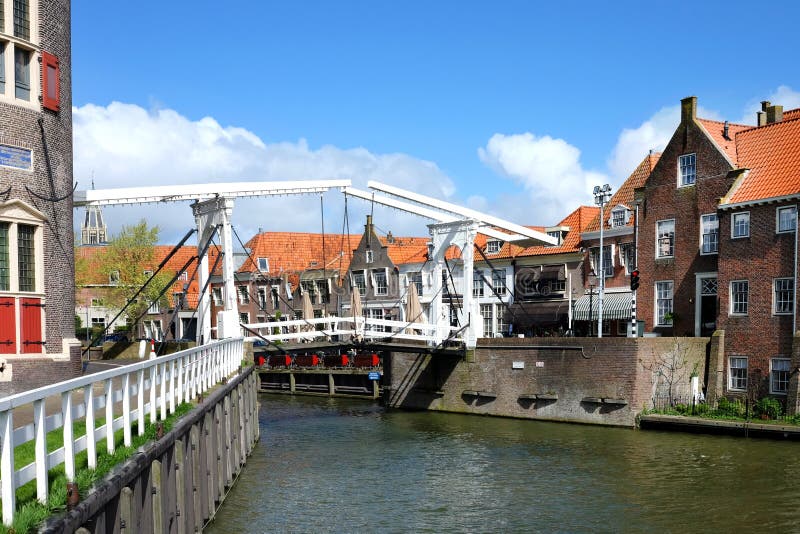 Tradycyjny stary most w Enkhuizen i tradycyjnych starych ceglanych domach z dachówkowymi dachami, holandie obraz stock Tradycyjny stary most w Enkhuizen i tradycyjnych starych ceglanych domach z dachówkowymi dachami, holandie obraz stock