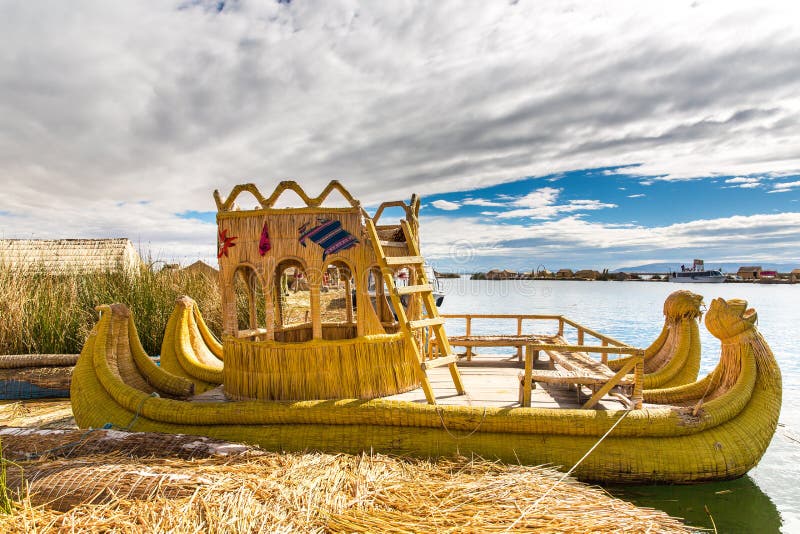 Tradycyjny trzcinowy łódkowaty jeziorny Titicaca, Peru, Puno, Uros, Ameryka Południowa, Spławowe wyspy, naturalna warstwa zdjęcia royalty free