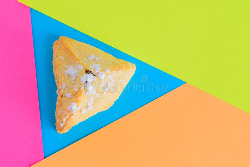 Tradycyjny Żydowski ciasto, Hamantaschen, Słuzyć Podczas Purim Na Nowożytnym Kolorowym tle Zasięrzutny widok zdjęcie royalty free Tradycyjny Żydowski ciasto, Hamantaschen, Słuzyć Podczas Purim Na Nowożytnym Kolorowym tle Zasięrzutny widok zdjęcie royalty free