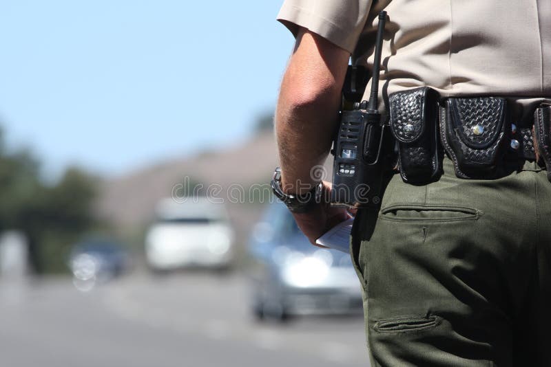 Un funzionario di polizia in piedi dal traffico.