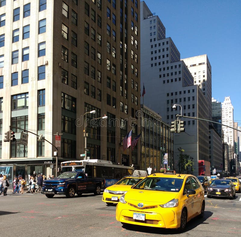 Traffic Driving South Down 5th Avenue at 42nd Street, New York City, NYC, NY, USA royalty free stock photography Traffic Driving South Down 5th Avenue at 42nd Street, New York City, NYC, NY, USA royalty free stock photography