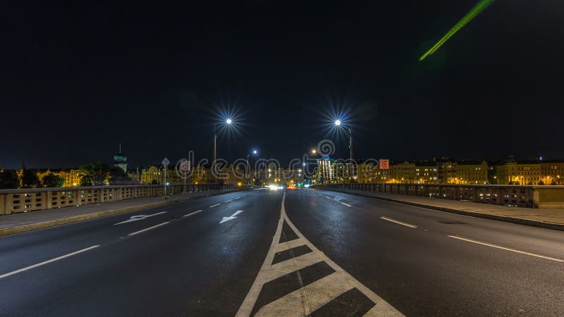 Traficul pe podul Jiraskuv deasupra apelor liniștite ale fluviului Vltava din centrul Praga timelapse ceh royalty free stock image