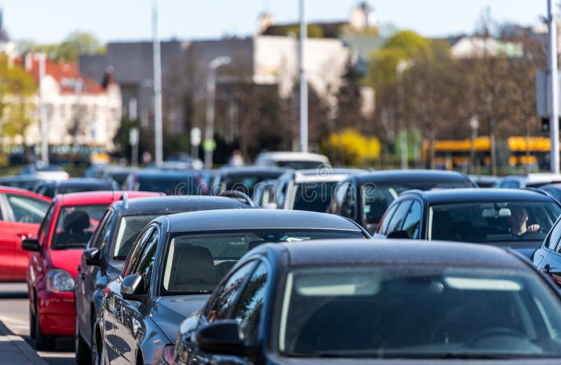traffic Lithuania, Vilnius Wiosna ruch drogowy w starym miasteczku i czas zdjęcia stock traffic Lithuania, Vilnius Wiosna ruch drogowy w starym miasteczku i czas zdjęcia stock
