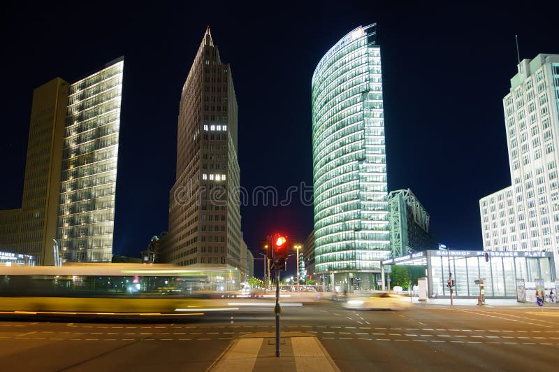 Město v noci na ulici provozu na potsdamer platz v berlíně, německo.