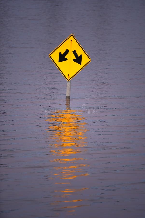 Indicatoare de trafic scufundate sub ape inundabile în Missouri royalty free stock photos