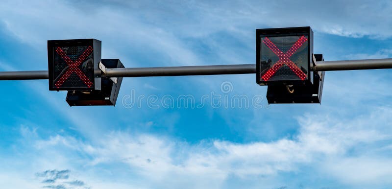 Đèn tín hiệu giao thông là một trong những yếu tố cực kỳ quan trọng trong việc đảm bảo an toàn và trật tự trên các tuyến đường. Hãy cùng nhau khám phá hình ảnh liên quan đến đèn tín hiệu này để hiểu rõ hơn về tác dụng của chúng trong giao thông đường bộ nhé.
