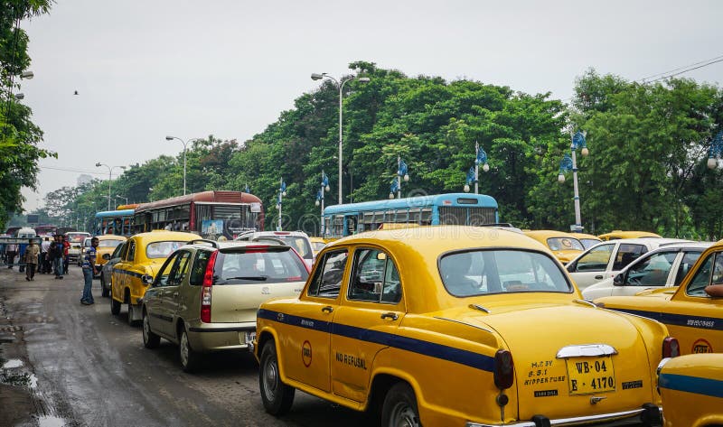 Traffichi sulla via alla città in Calcutta, India fotografia stock libera da diritti Traffichi sulla via alla città in Calcutta, India fotografia stock libera da diritti
