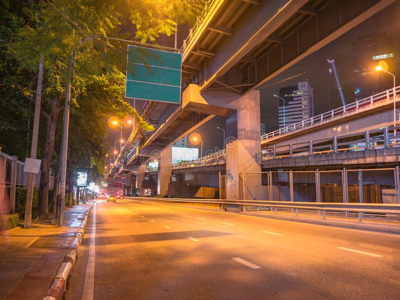 Traffico cittadino di Bangkok nella notte fotografia stock libera da diritti Traffico cittadino di Bangkok nella notte fotografia stock libera da diritti