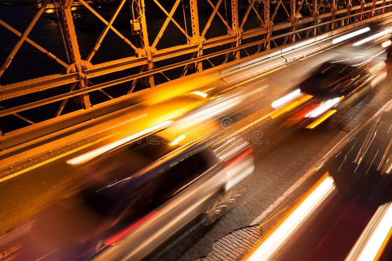 Traffico di automobile sul ponte di Brooklyn a New York - U.S.A. fotografia stock libera da diritti Traffico di automobile sul ponte di Brooklyn a New York - U.S.A. fotografia stock libera da diritti