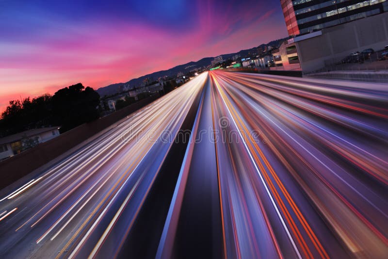 Traffico di notte dell'autostrada senza pedaggio fotografie stock Traffico di notte dell'autostrada senza pedaggio fotografie stock