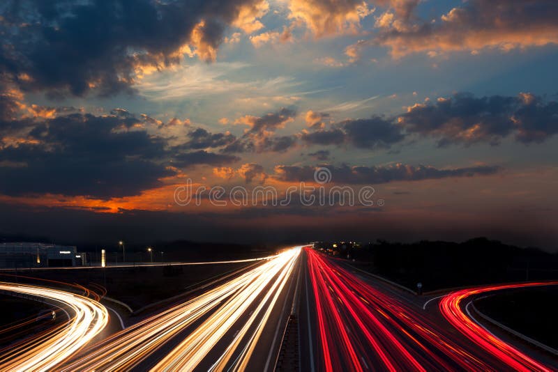 Traffico lungo di esposizione - fondo urbano astratto di notte fotografie stock Traffico lungo di esposizione - fondo urbano astratto di notte fotografie stock