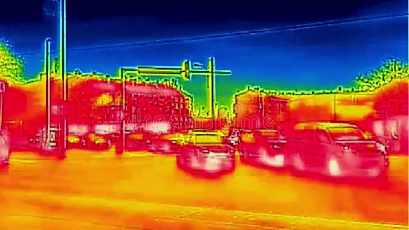 Traffico nel video termico infrarosso della città