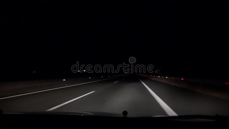 Traffico notturno su un'auto stradale in autostrada buia vista viaggia pov