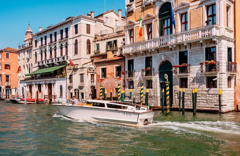 Trafic de apă vibrant pe Grand Canal Venice stock photos
