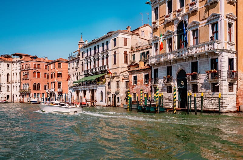Trafic de apă vibrant pe Grand Canal Venice stock image