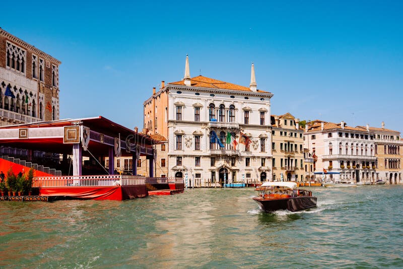 Trafic de apă vibrant pe Grand Canal Venice stock image