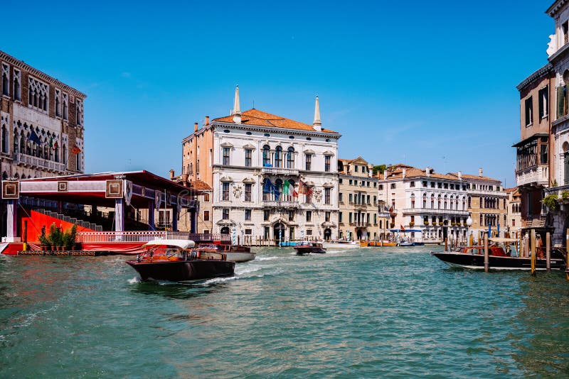 Trafic de apă vibrant pe Grand Canal Venice royalty free stock photo