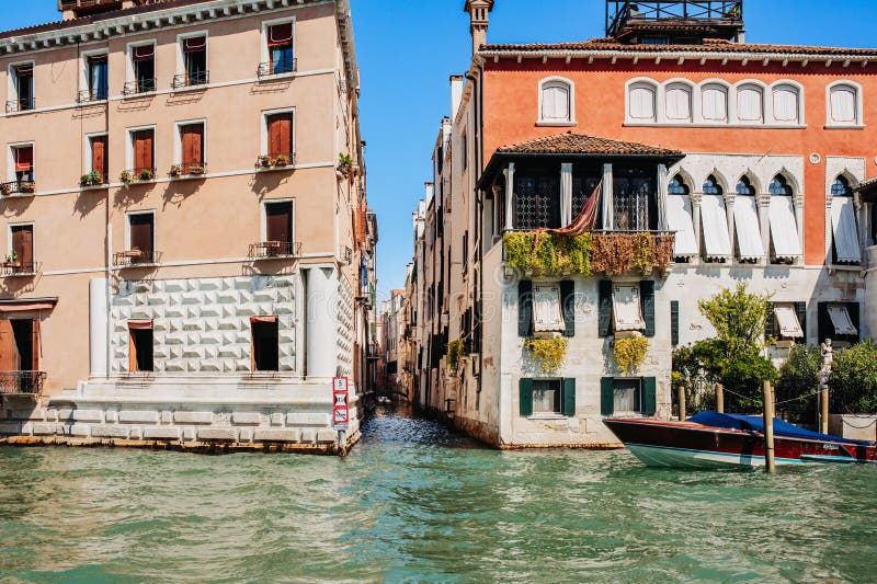 Trafic de apă vibrant pe Grand Canal Venice stock photos