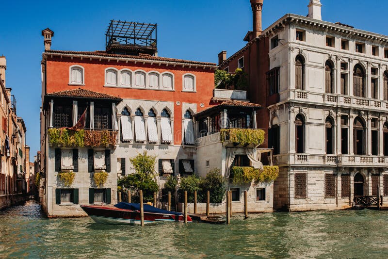 Trafic de apă vibrant pe Grand Canal Venice royalty free stock photos
