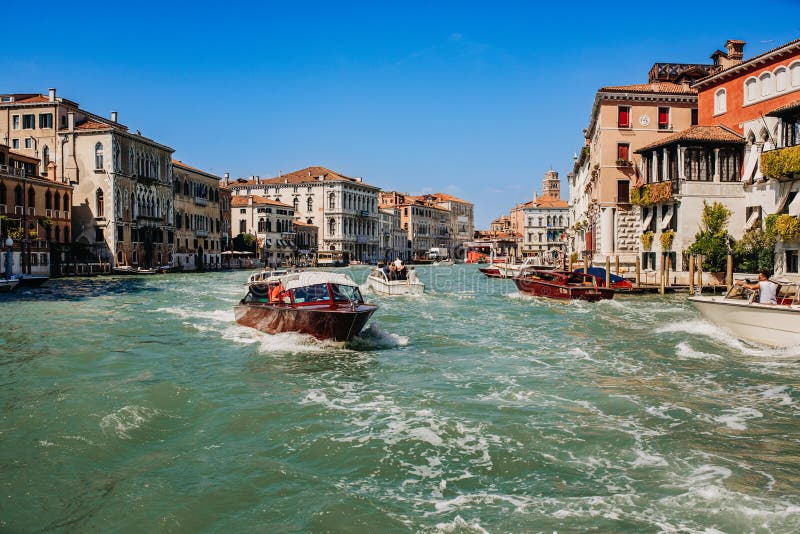 Trafic de apă vibrant pe Grand Canal Venice stock image