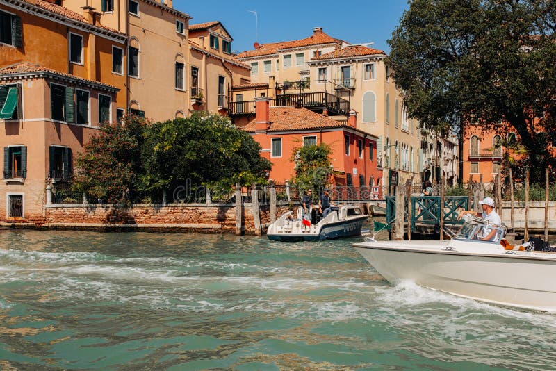 Trafic de apă vibrant pe Grand Canal Venice stock photos