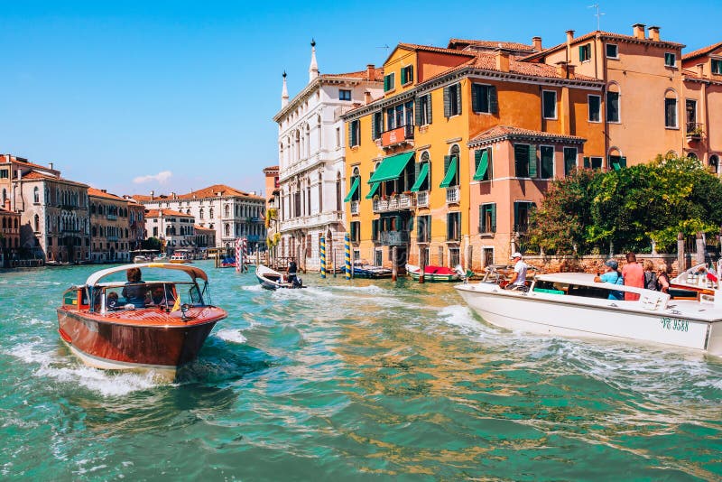 Trafic de apă vibrant pe Grand Canal Venice royalty free stock photo
