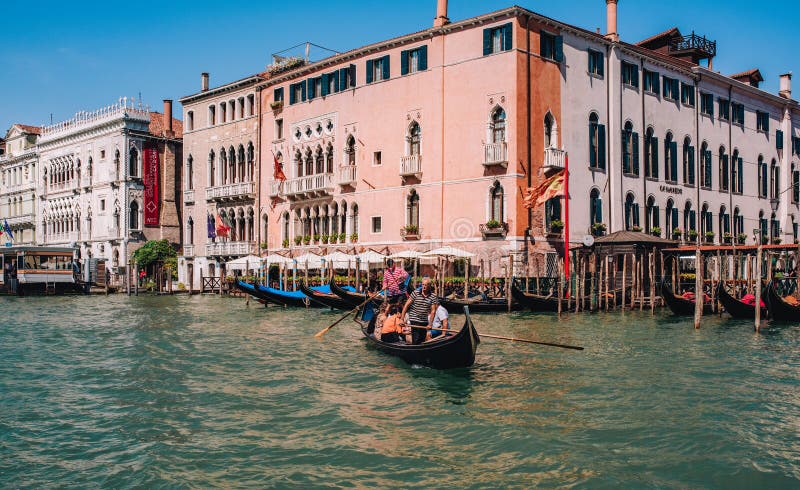 Trafic de apă vibrant pe Grand Canal Venice royalty free stock images