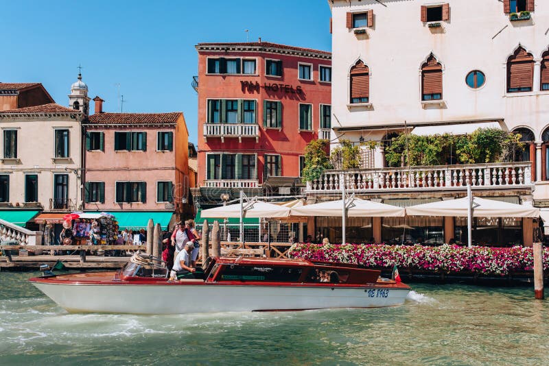 Trafic de apă vibrant pe Grand Canal Venice royalty free stock images
