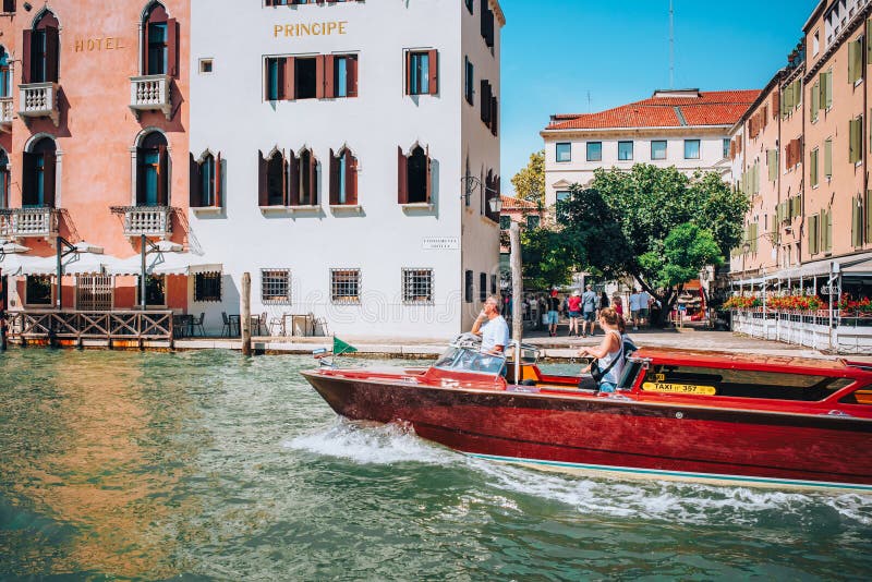 Trafic de apă vibrant pe Grand Canal Venice stock images