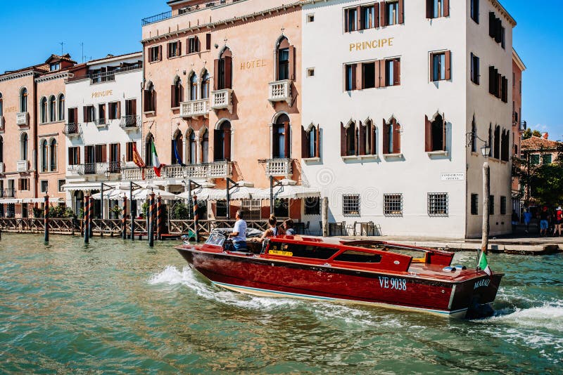 Trafic de apă vibrant pe Grand Canal Venice royalty free stock photography