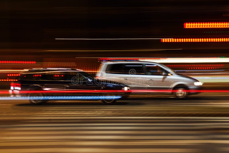 Trafic pe timp de noapte în albastru în mișcare royalty free stock photography