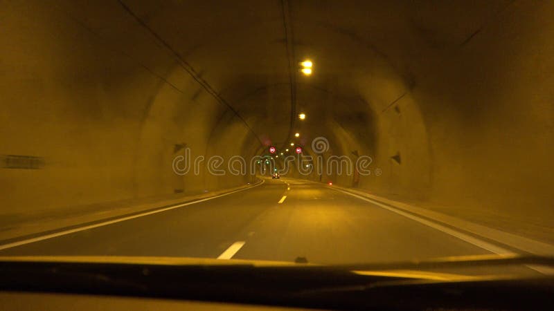 Trafic voiture sur autoroute tunnel métro conducteur voyage pov