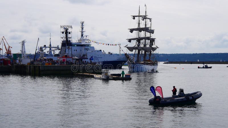 Traficul naval pe nava militară Brest Harbor și Sailboat în Calm Weather stock photography