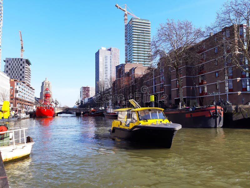 Traficul navelor între apele canalelor din Rotterdam royalty free stock photos