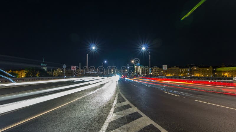 Traficul pe podul Jiraskuv deasupra apelor liniștite ale fluviului Vltava din centrul Praga timelapse ceh stock photo