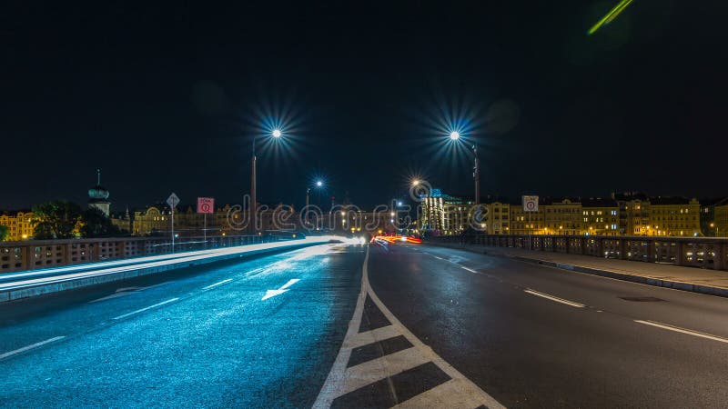 Traficul pe Podul Jiraskuv peste apele stătătoare ale râului Vltava în centrul Pragăi cehă timelapse royalty free stock photography