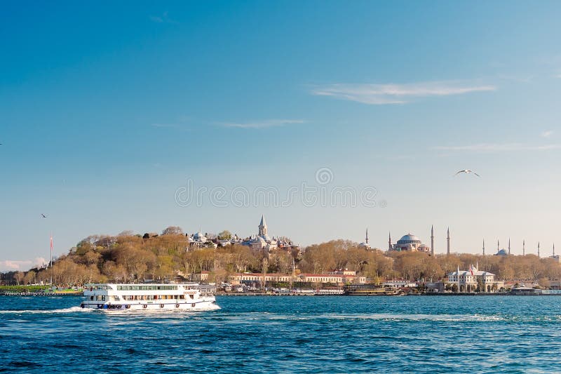 Traficul în apele bosfor. traficul regulat al diferitelor ambarcațiuni din portul Istanbul.