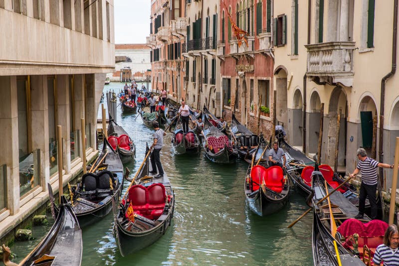 Trafik av gondoler i Venedig, Italien arkivfoto Trafik av gondoler i Venedig, Italien arkivfoto
