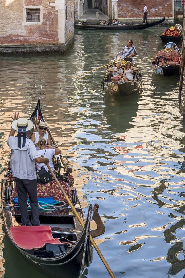 Trafik av gondoler, Venedig, Italien royaltyfria bilder Trafik av gondoler, Venedig, Italien royaltyfria bilder